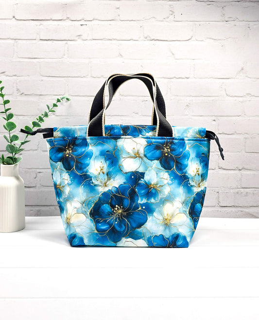 Projekttasche Alva M blau floral handgenäht Bayern von Nadelmikado