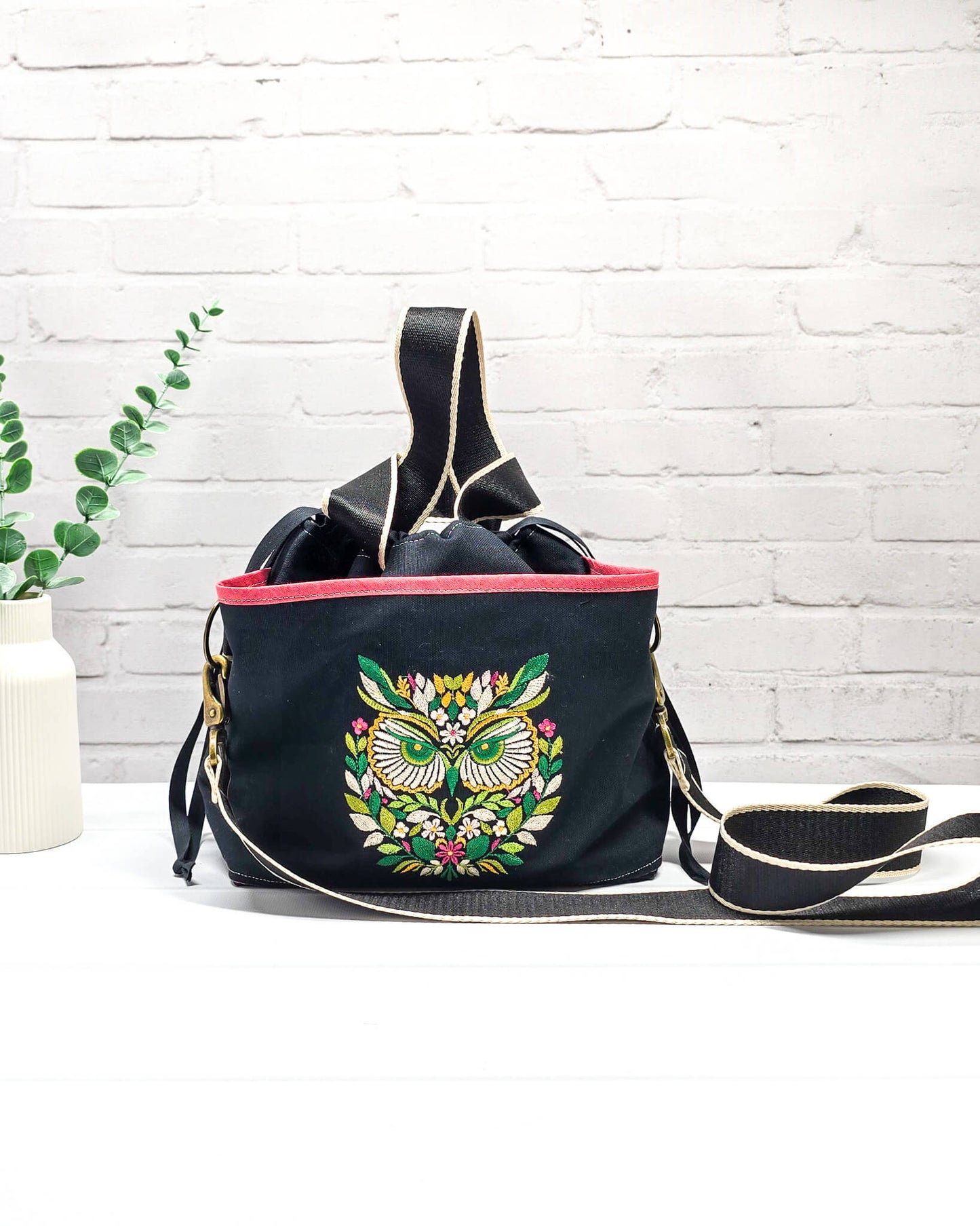 Projekttasche Alva M mit Eulenmotiv und Blütenkranz - handgenäht in Bayern von Nadelmikado