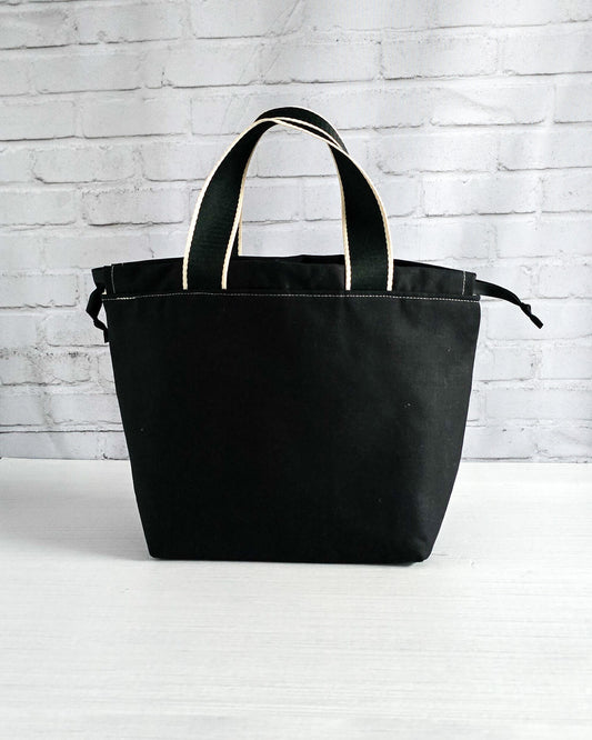 Stricktasche Alva M mit grünem Mandala auf schwarzem Canvas - handgenäht in bayern von Nadelmikado