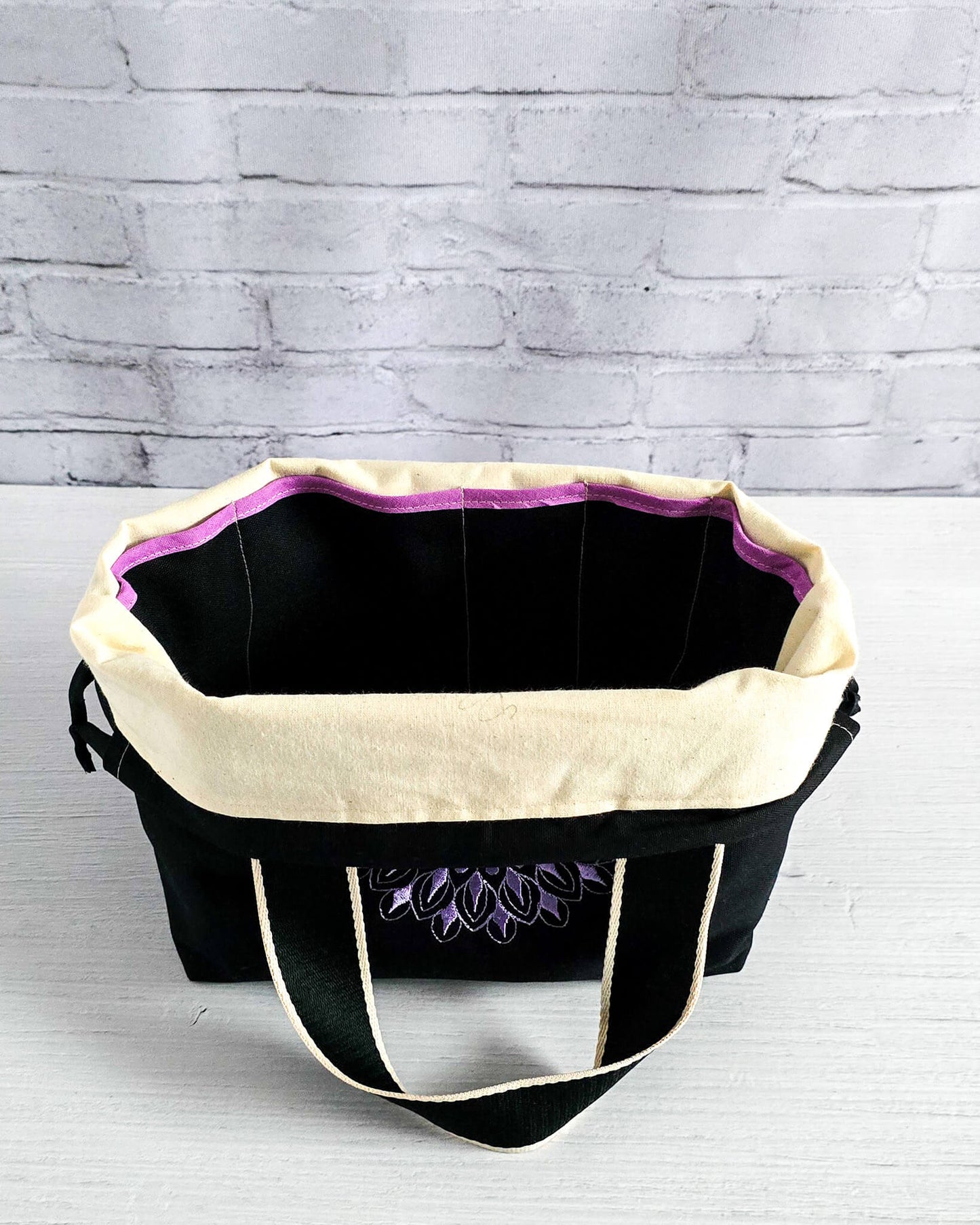 Stricktasche Alva M mit lila Mandala auf schwarzem Canvas - handgenäht in Bayern von Nadelmikado