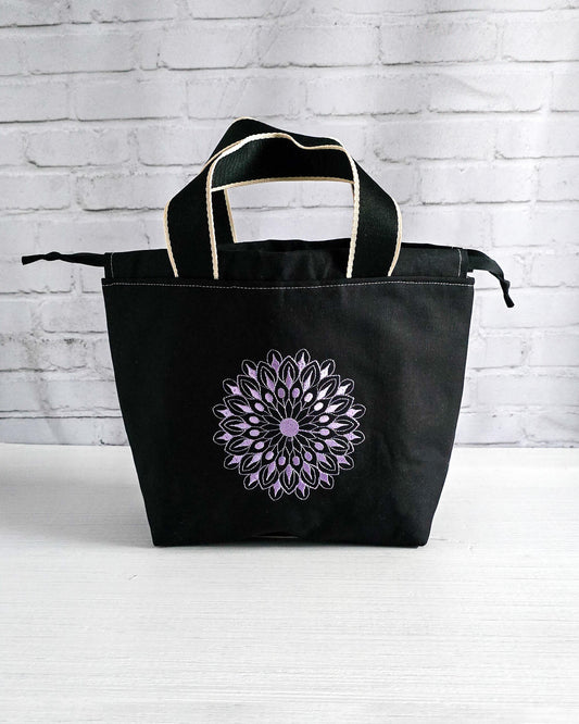 Stricktasche Alva M mit lila Mandala auf schwarzem Canvas - handgenäht in Bayern von Nadelmikado