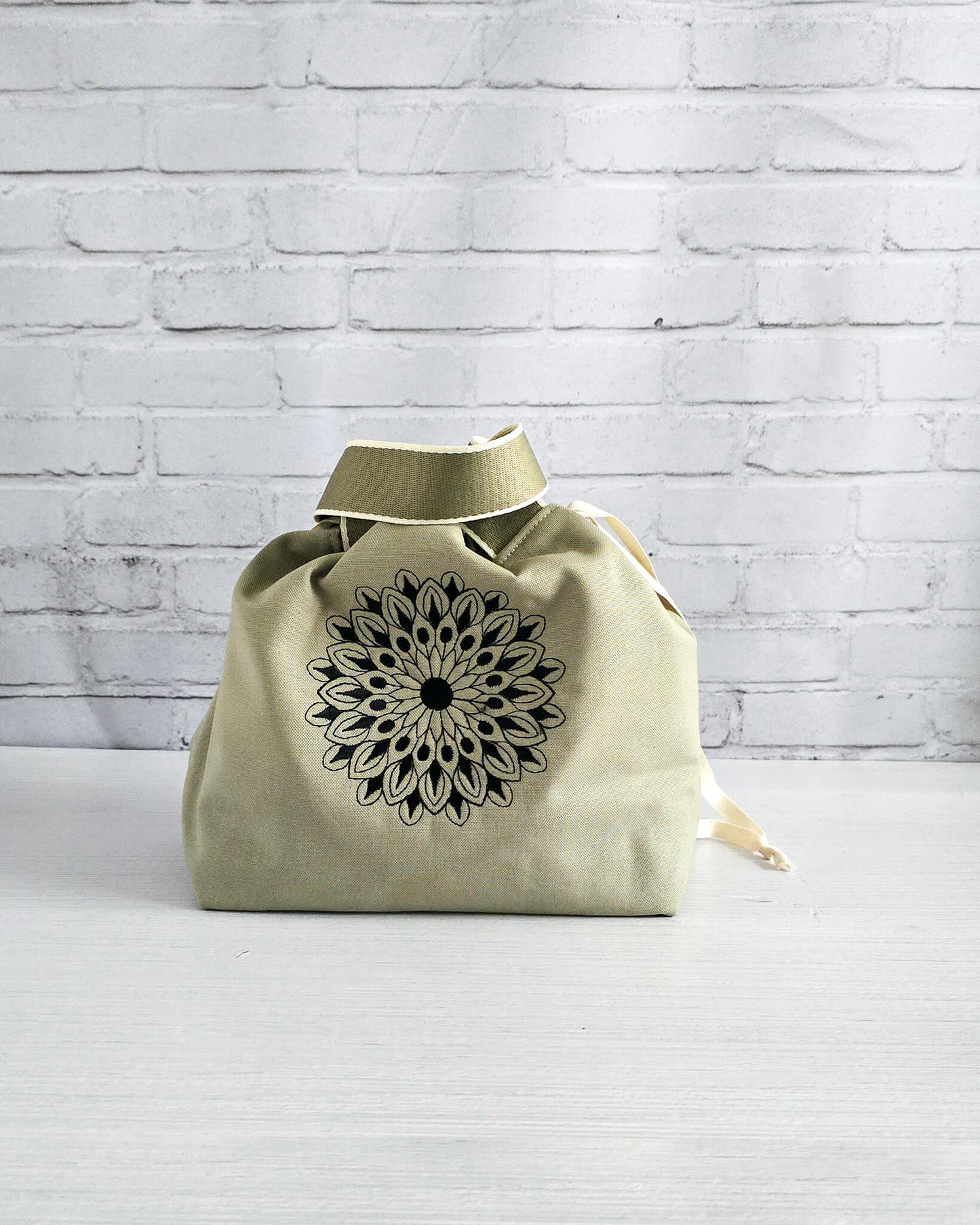 Projekttasche Alva M mit Mandala Stickerei, handgenäht in Bayern von Nadelmikado