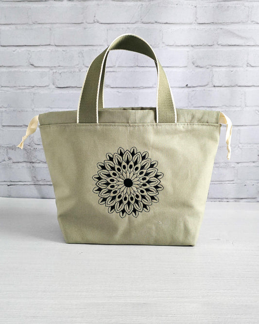 Projekttasche Alva M mit Mandala Stickerei, handgenäht in Bayern von Nadelmikado