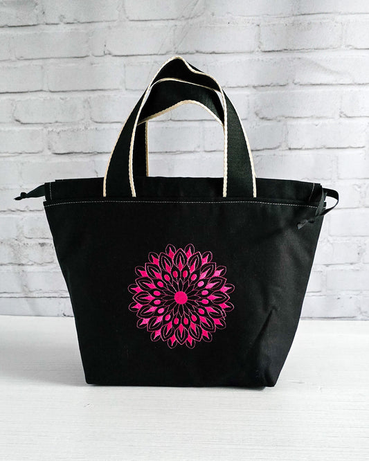 Stricktasche Alva M mit pinkem Mandala auf schwarzem Canvas - handgenäht in Bayern von Nadelmikado