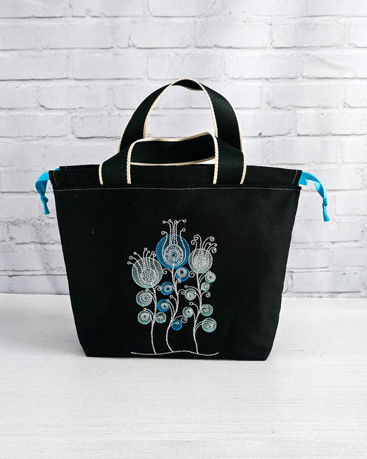 Projekttasche Alva M mit gestickten Blüten auf dunklem Canvas, handgenäht in Bayern von Nadelmikado