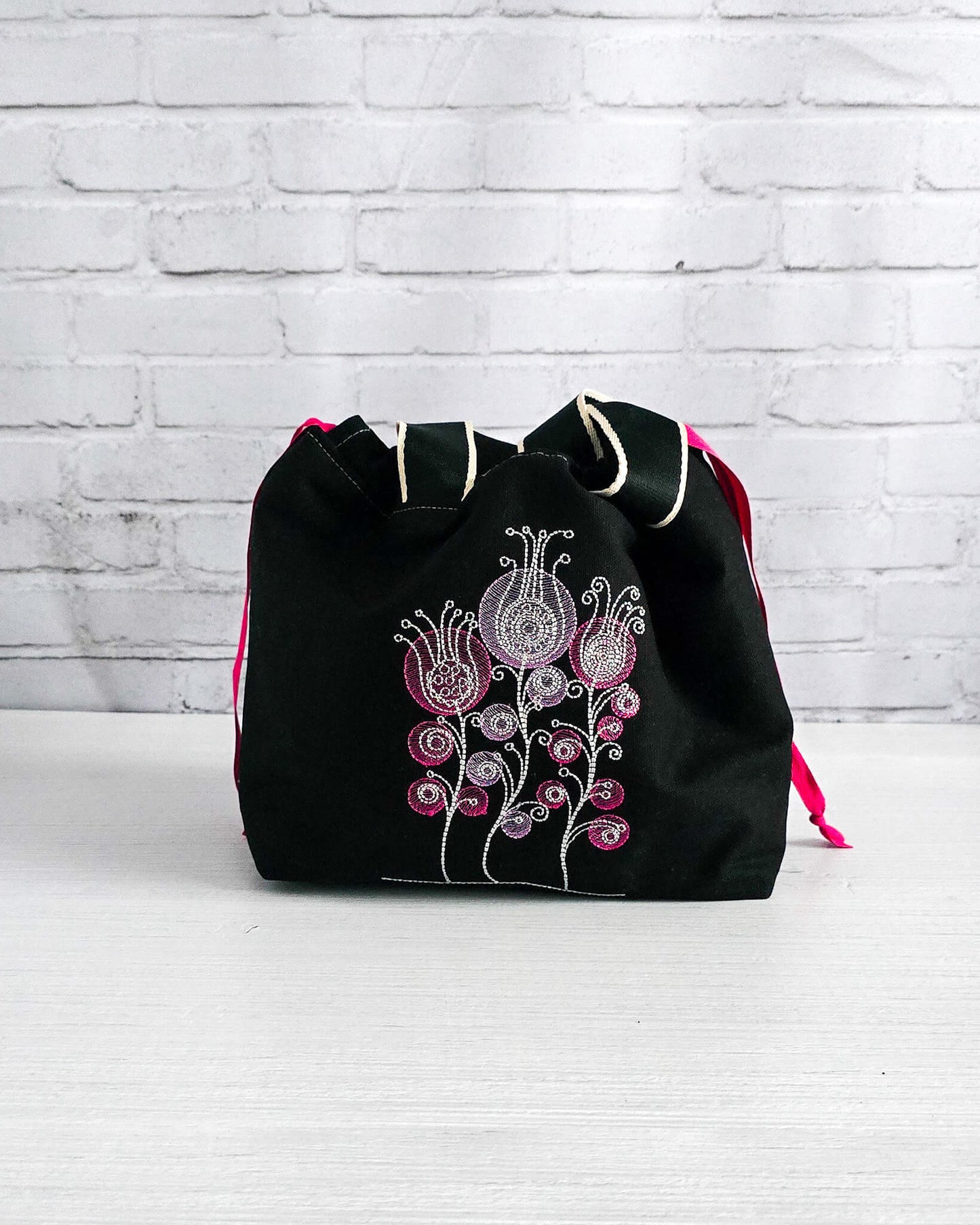 Projekttasche Alva M mit pinkem Blütenmotiv, handgenäht in Bayern von Nadelmikado