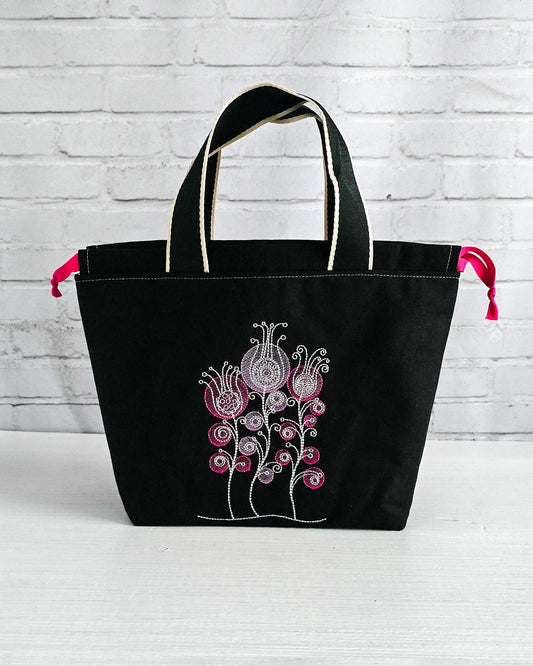 Projekttasche Alva M mit pinkem Blütenmotiv, handgenäht in Bayern von Nadelmikado