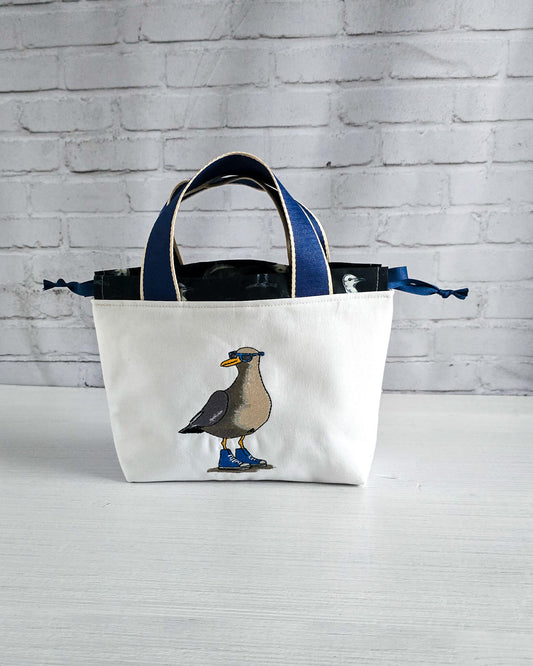 Stricktasche Alva S mit gestickter Möwe auf hellem Canvas - handgenäht in Bayern von Nadelmikado