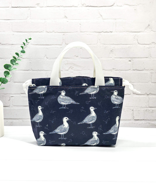 Projekttasche Alva S mit Möwenmotiv auf dunkelblauem Stoff, handgenäht in Bayern von Nadelmikado