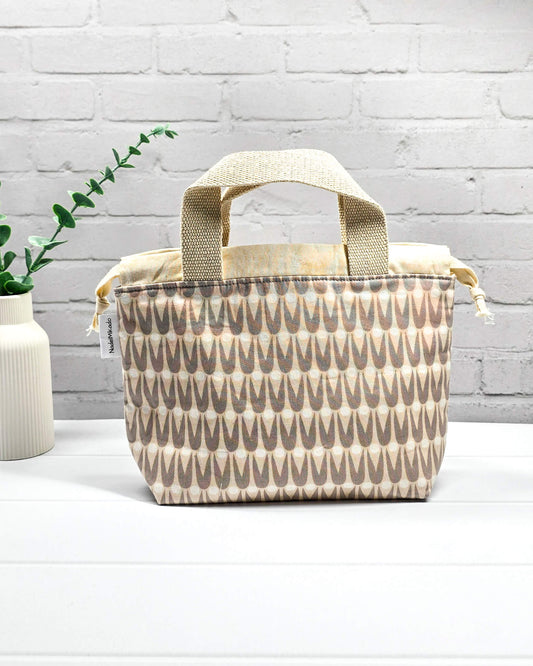 Projekttasche Alva S mit geometrischem Muster in Beige und Grau sowie hellen Gurtband-Henkeln - handgenäht in Bayern von Nadelmikado