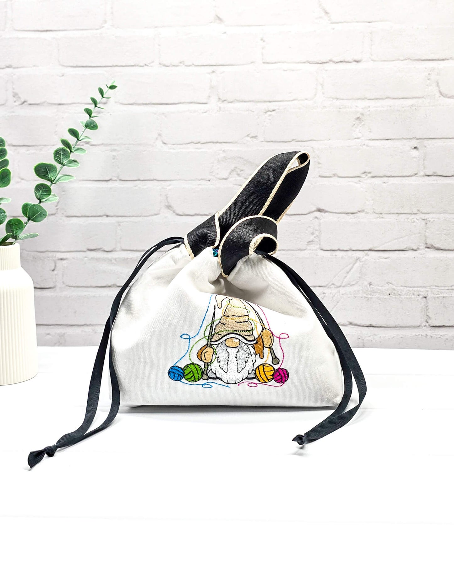 Projekttasche Alva S mit Strickwichtel und Wollknäueln, handgenäht in Bayern von Nadelmikado