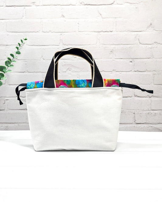 Projekttasche Alva S mit Strickwichtel und Wollknäueln, handgenäht in Bayern von Nadelmikado