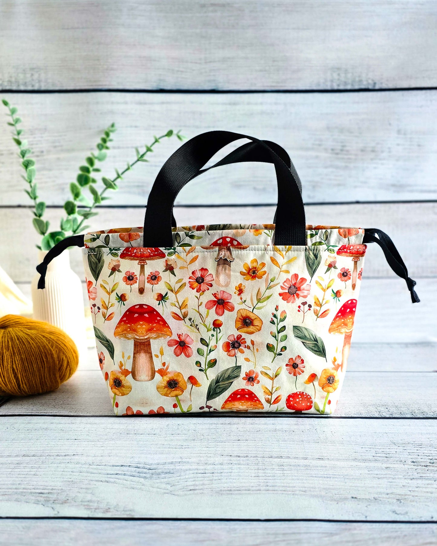 Alva Bag Autumn Forest – Projekttasche mit Fliegenpilzen und Herbstblüten, handgenäht in Bayern von Nadelmikado