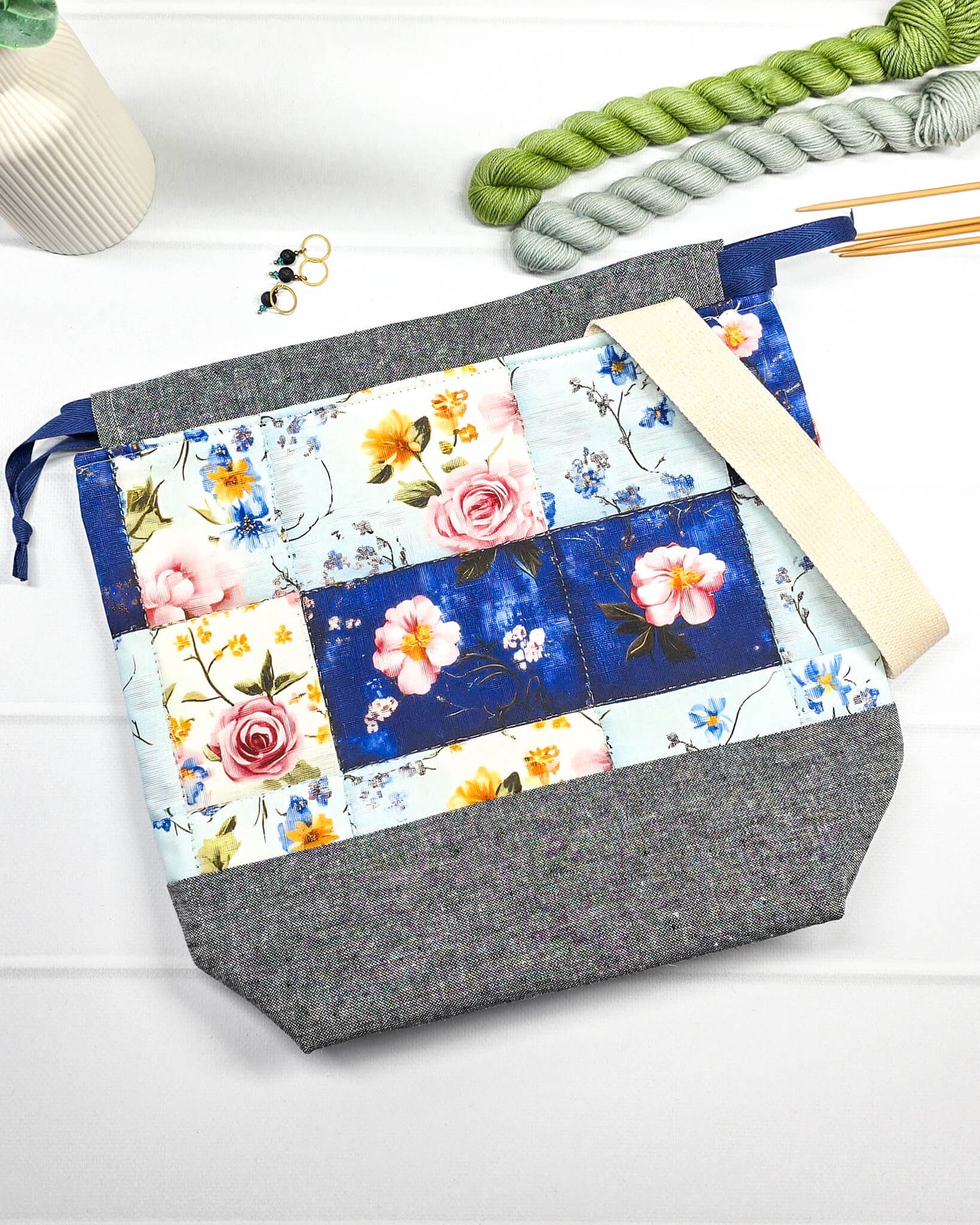 Handgenähte Projekttasche mit floralem Patchwork-Muster in Blau und Rosé mit graumeliertem Boden. Handmade in Bayern von Nadelmikado.