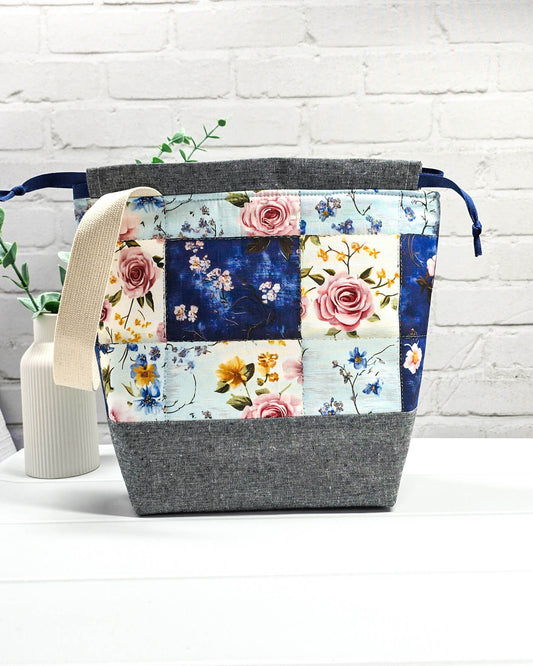 Handgenähte Projekttasche mit floralem Patchwork-Muster in Blau und Rosé mit graumeliertem Boden. Handmade in Bayern von Nadelmikado.