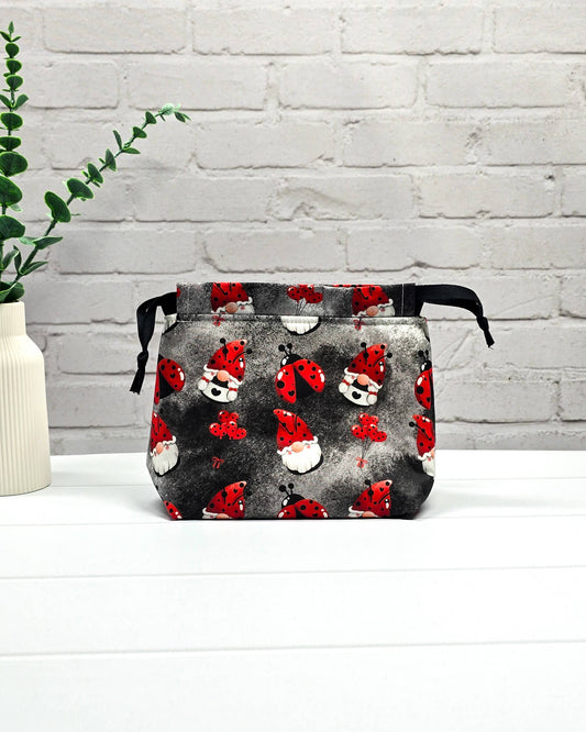 Projekttasche Größe S Lyra Lucky Gnome mit Wichteln - handgenäht in Bayern von Nadelmikado