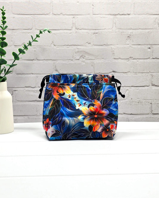 Projekttasche Größe S Lyra Midnight Bloom mit blauem Blütenmotiv, handgenäht in Bayern von Nadelmikado