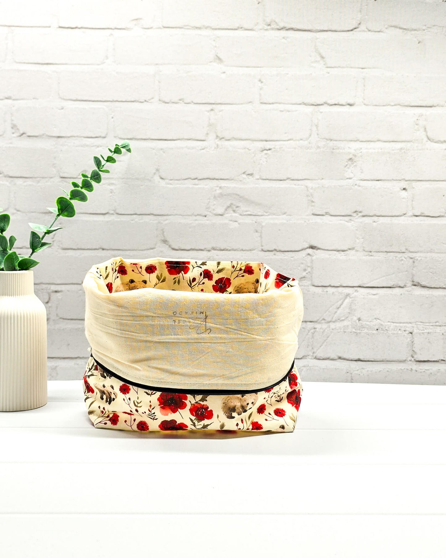 Projekttasche Isvind M mit Reißverschluss aus hellem Baumwollstoff mit kleinen Braunbären, roten Mohnblumen und praktischen Innenfächern. Handgenäht in Bayern von Nadelmikado.