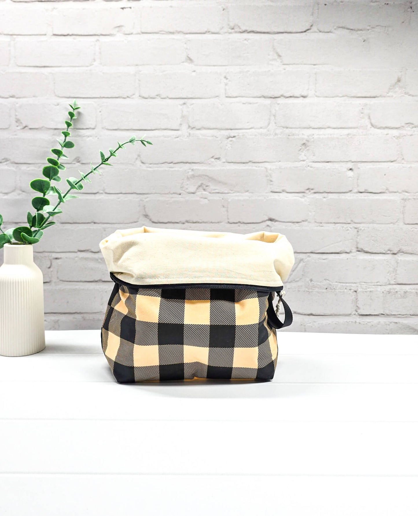 Projekttasche Isvind M kariert schwarz beige mit Reißverschluss Bayern handgenäht Nadelmikado
