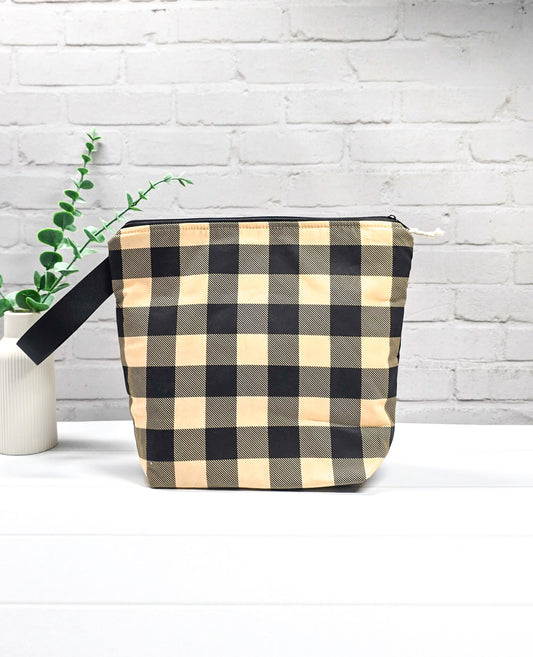 Projekttasche Isvind M kariert schwarz beige mit Reißverschluss Bayern handgenäht Nadelmikado