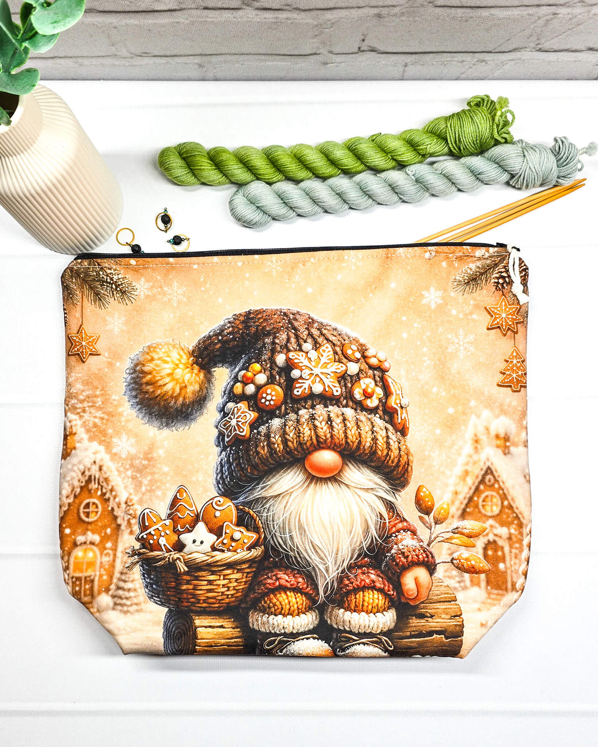 Projekttasche Isvind Größe M mit Weihnachtswichtel, Korb voller Lebkuchen, verschneitem Winterdorf und warmen Beige- und Brauntönen. Mit Reißverschluss für Strickprojekte bis 400 g Wolle. Handgenäht in Bayern von Nadelmikado.