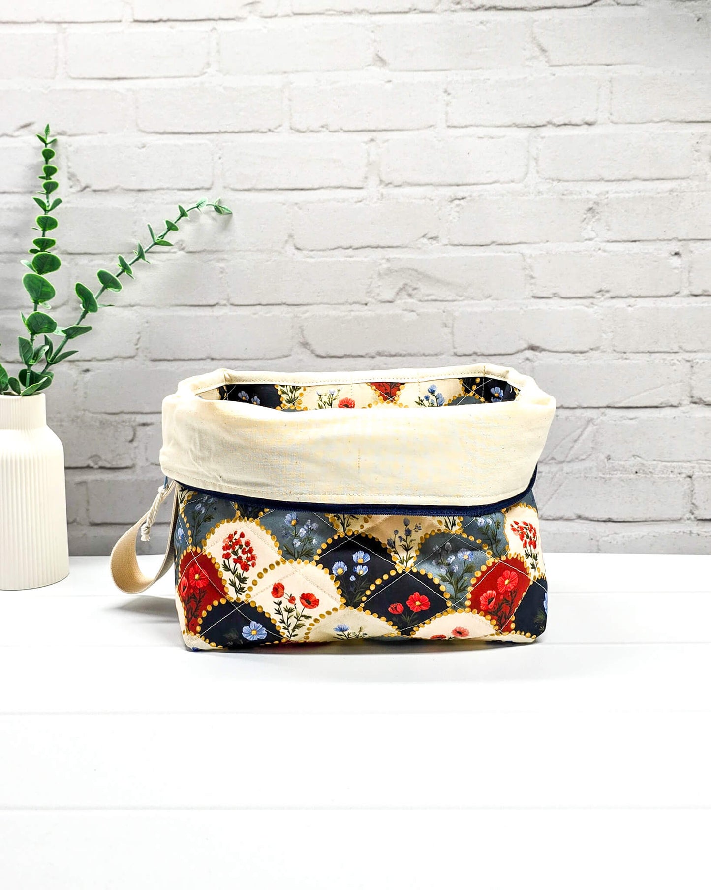 Projekttasche Isvind M Patchwork Blumen rot blau creme - handgenäht in Bayern von Nadelmikado