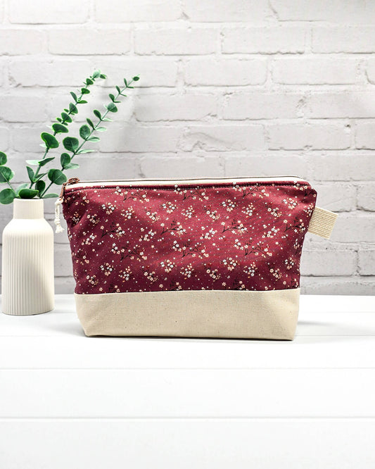 Stricktasche mit beerefarbenem Streublumen-Muster, hellem Canvas-Boden und Reißverschluss. Platz für 200g Wolle. Handgenäht in Bayern von Nadelmikado.