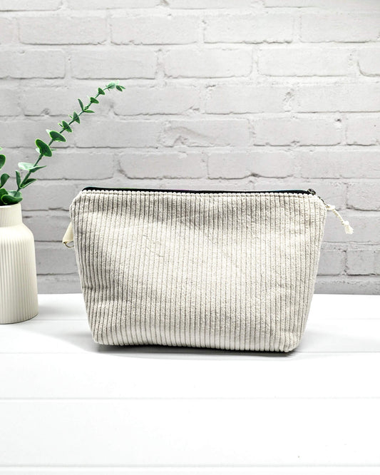Handgefertigte Projekttasche Isvind S aus hellem naturweißem Cordstoff, minimalistische Zubehörtasche für Strickzeug und Wolle - handgenäht in Bayern von Nadelmikado