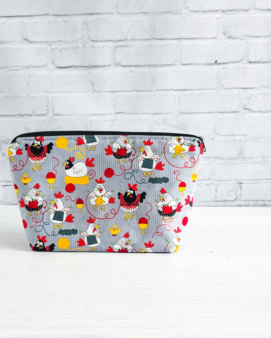 Projekttasche Isvind S Clucky Knits mit Hühner-Motiv und Wolle - handgenäht in Bayern von Nadelmikado