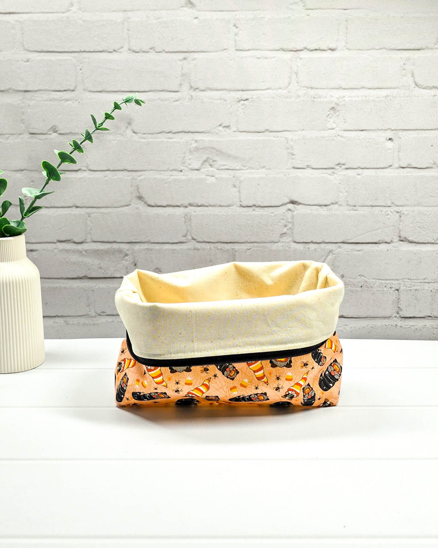 Handgefertigte Projekttasche Isvind S mit Halloween-Gnom-Motiv und Spinnennetzen auf hellem Orange, kleine Strickzeugtasche für Wolle und Nadeln - handgenäht in Bayern von Nadelmikado