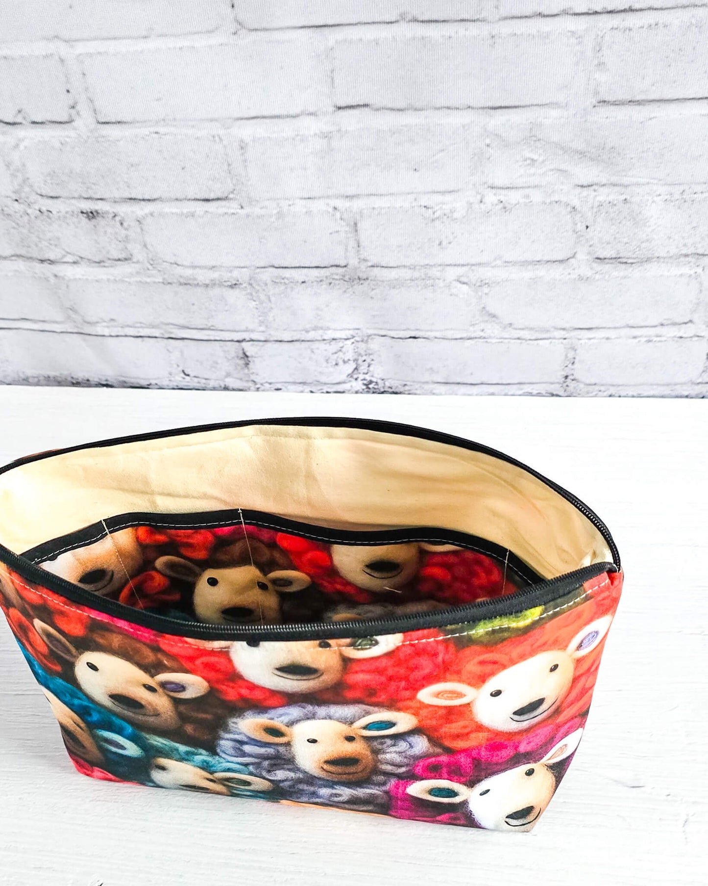 Projekttasche Isvind S Happy Sheep mit buntem Schafmotiv - handgenäht in Bayern von Nadelmikado