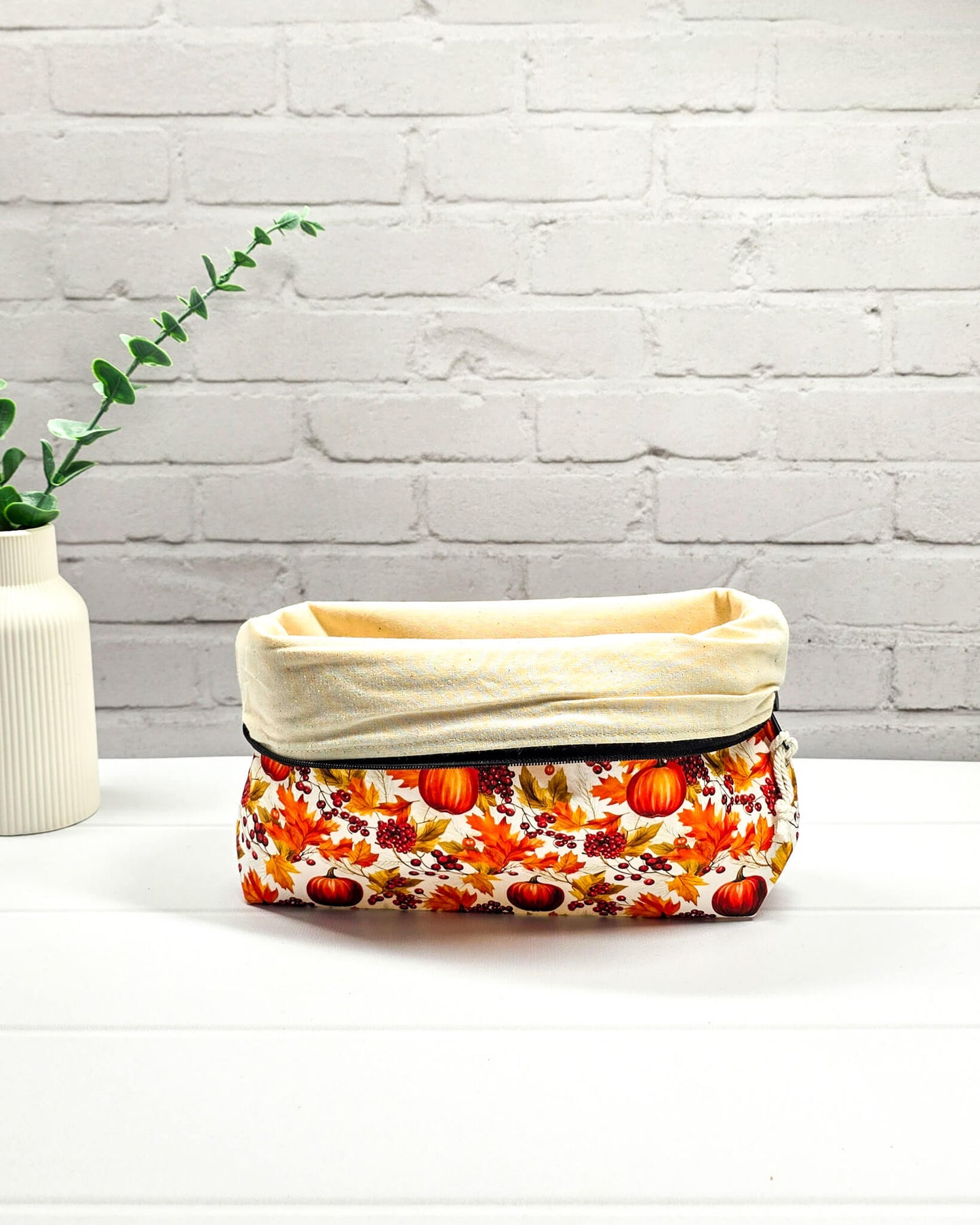 Handgefertigte Projekttasche Isvind S mit Kürbis-Motiv, Ahornblättern und roten Beeren auf weißem Grund, kleine Tasche für Wolle und Strickzeug - handgenäht in Bayern von Nadelmikado