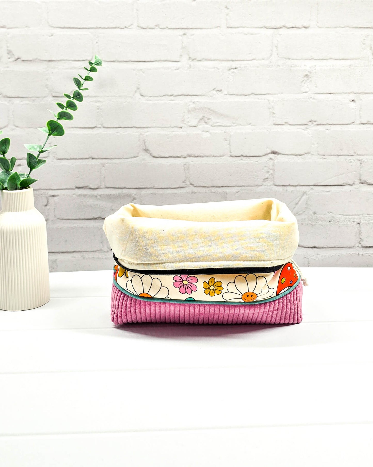 Handgemachte Projekttasche Isvind in Größe S mit bunten Retro-Pilzen und Blumen auf hellem Stoff und einem Taschenboden aus altrosa Breitcord. Handgenäht in Bayern von Nadelmikado
