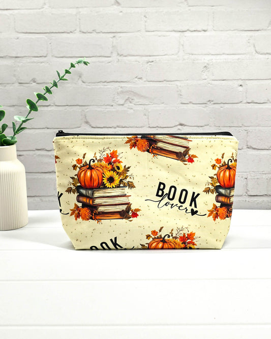 Handgefertigte Projekttasche Knit’n Keep Größe S mit "Book Lover" Schriftzug, Bücherstapeln und Kürbissen auf hellem Stoff, integrierte Nadelgarage für Sockenprojekte - handgenäht in Bayern von Nadelmikado