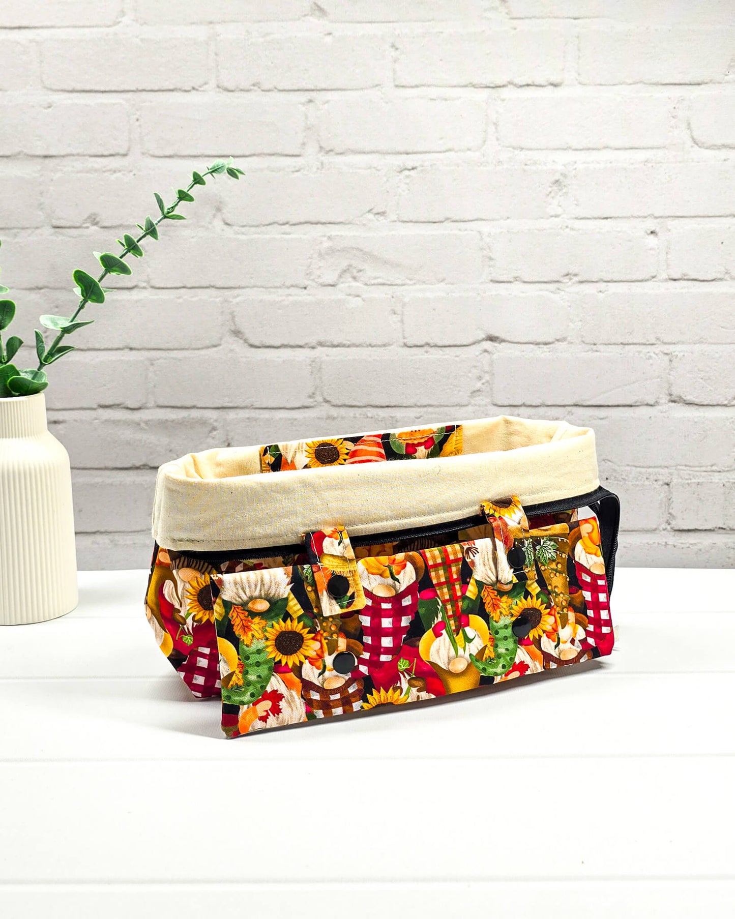 Handgefertigte Projekttasche Knit’n Keep Größe S mit herbstlichem Wichtel-Motiv, Sonnenblumen und Kürbissen, Projektbeutel mit Nadelgarage - handgenäht in Bayern von Nadelmikado