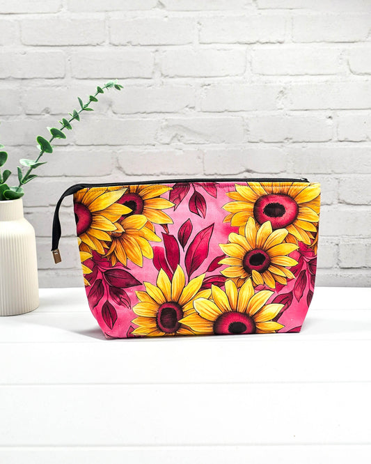 Handgefertigte Projekttasche Knit’n Keep Größe S mit großen Sonnenblumen auf pinkfarbenem Stoff, Stricktasche mit integrierter Nadelgarage - handgenäht in Bayern von Nadelmikado