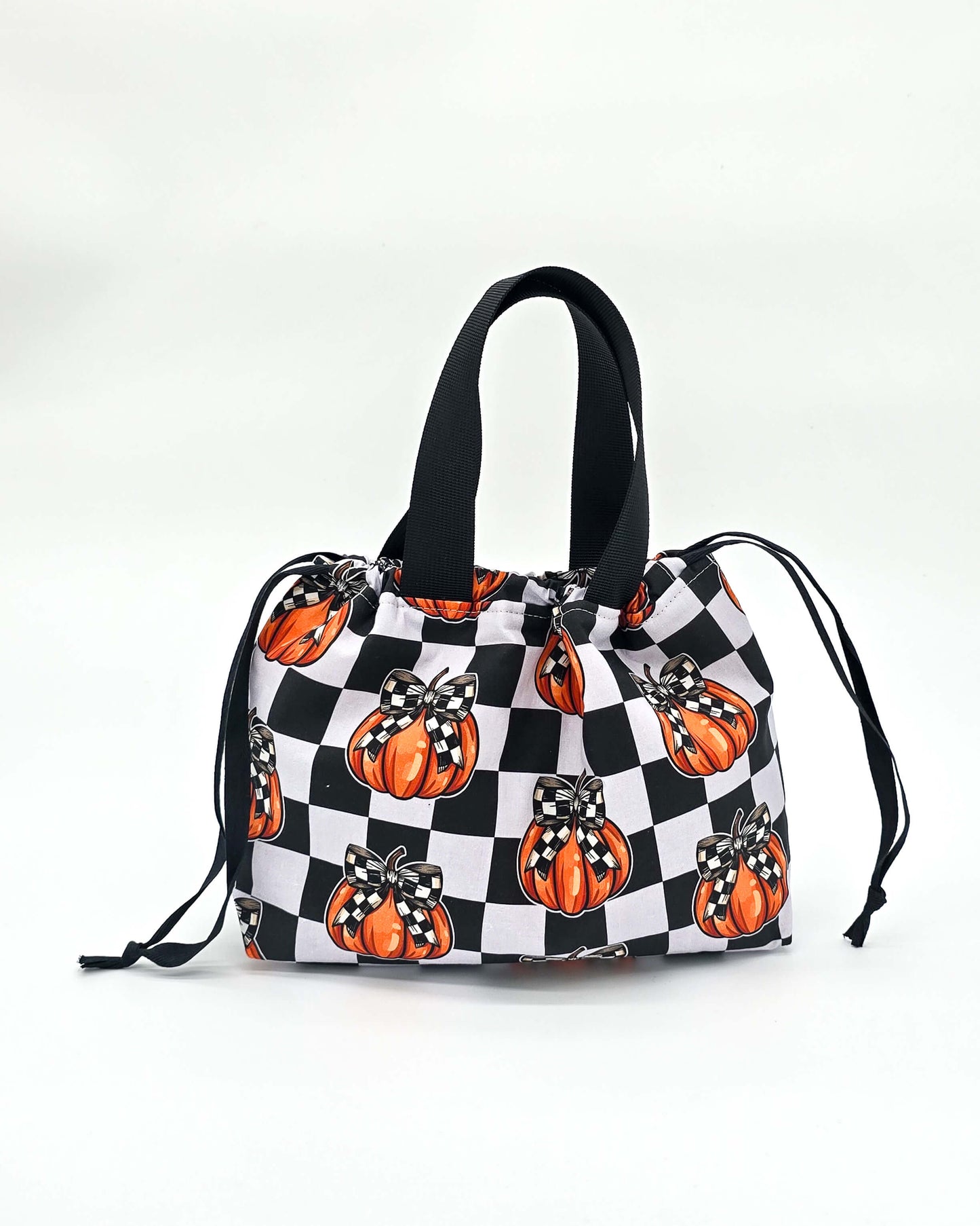 Alva Bag Pumpkin Check – Projekttasche mit Kürbissen und Karomuster, handgenäht in Bayern von Nadelmikado