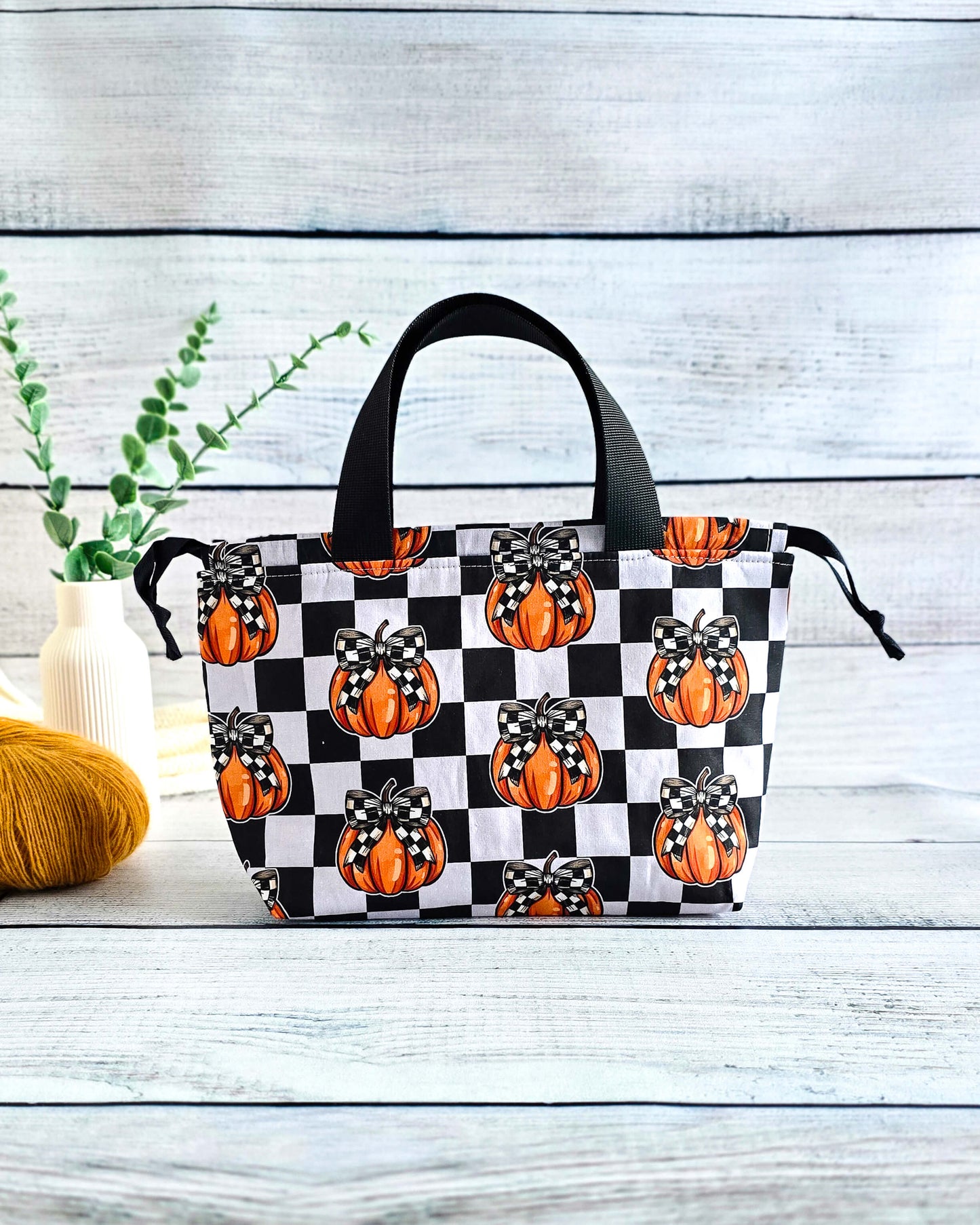 Alva Bag Pumpkin Check – Projekttasche mit Kürbissen und Karomuster, handgenäht in Bayern von Nadelmikado