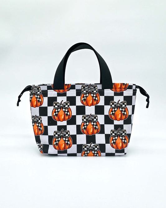 Alva Bag Pumpkin Check – Projekttasche mit Kürbissen und Karomuster, handgenäht in Bayern von Nadelmikado