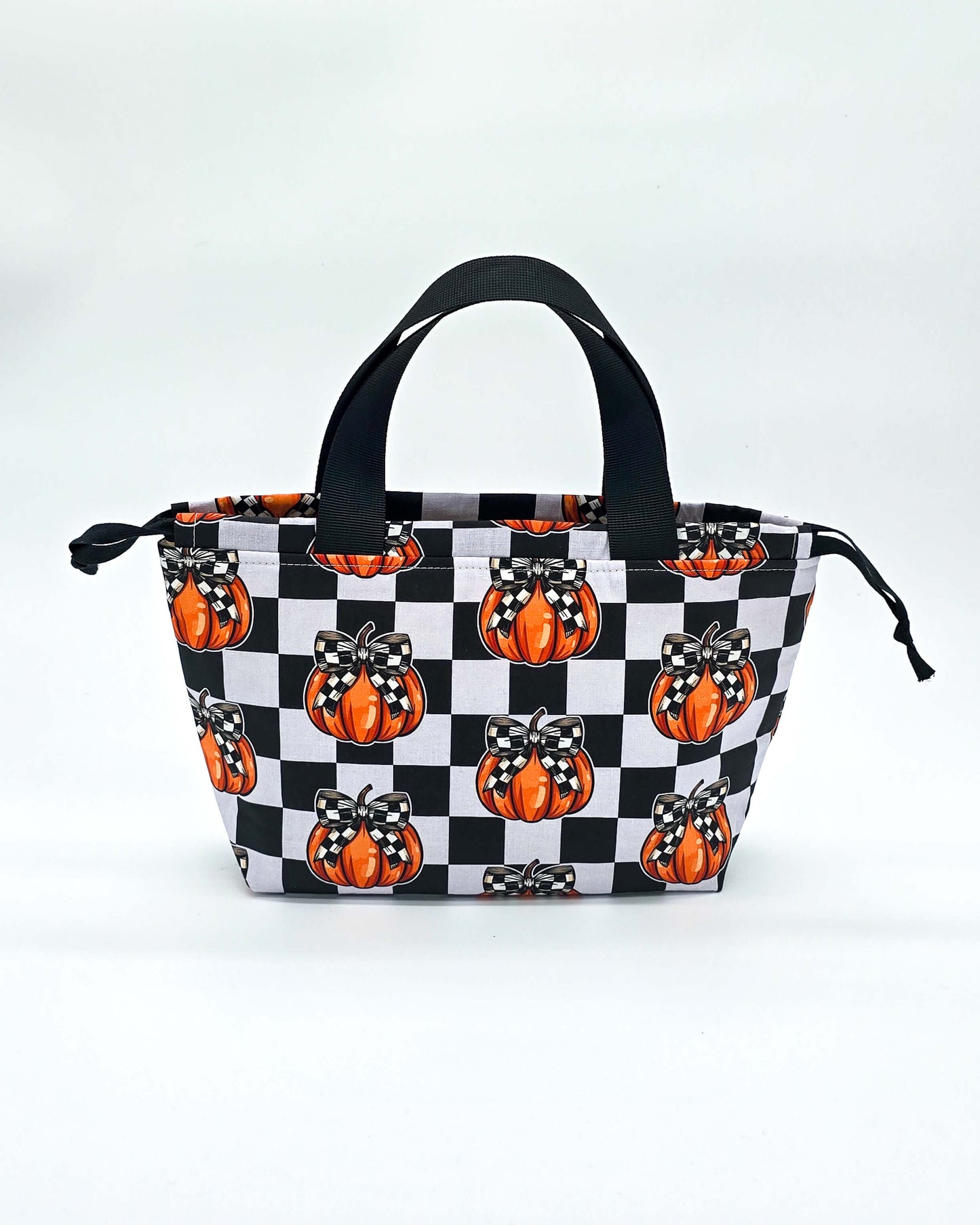 Alva Bag Pumpkin Check – Projekttasche mit Kürbissen und Karomuster, handgenäht in Bayern von Nadelmikado