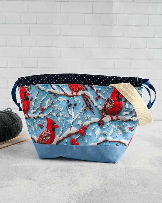 Winterliche Projekttasche mit rotem Vogelmotiv auf blauem Stoff - handgenäht in Bayern von Nadelmikado