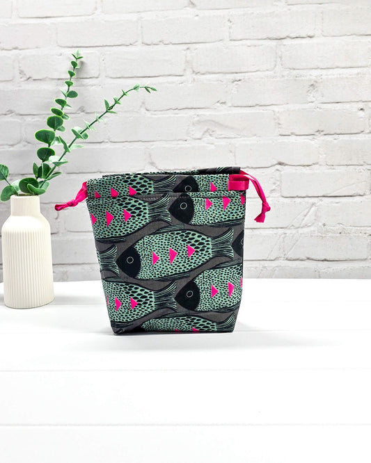 Projekttasche Tindra XS Fisch Muster grün schwarz mit Kordelzug handgenäht in Bayern von Nadelmikado