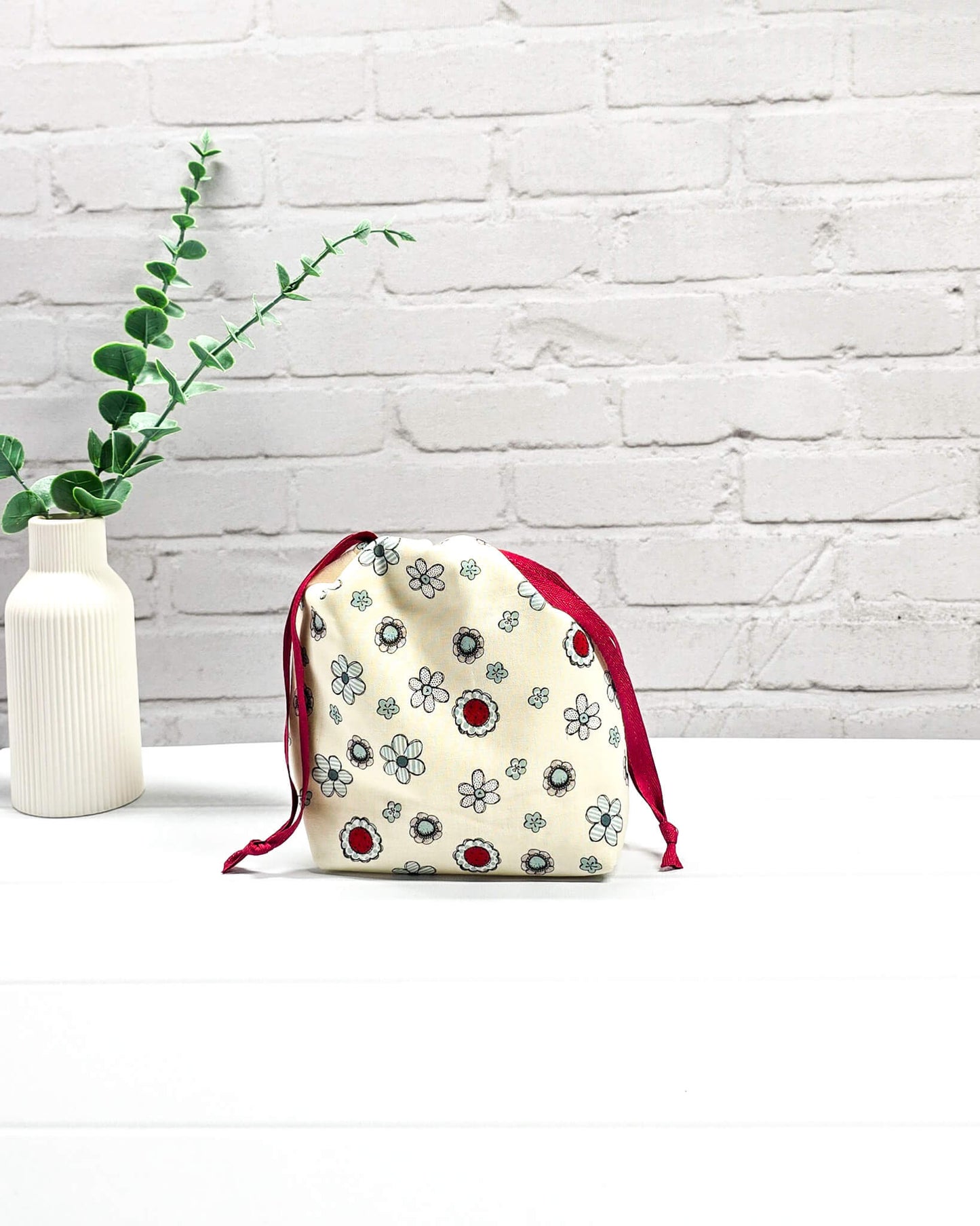 Projekttasche Tindra XS retro Blumen mit Kordelzug handgenäht Bayern von Nadelmikado