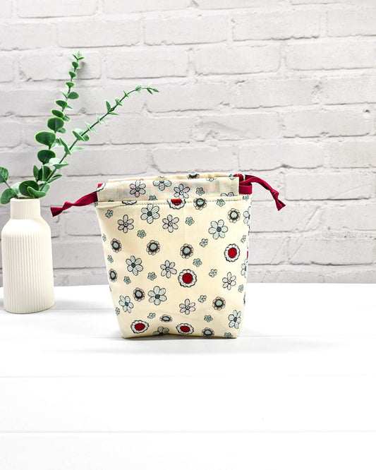 Projekttasche Tindra XS retro Blumen mit Kordelzug handgenäht Bayern von Nadelmikado