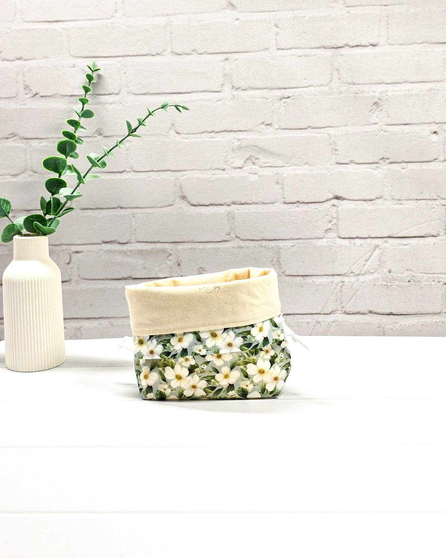 Projekttasche Tindra XS weiße Blumen mit Kordelzug handgenäht Bayern von Nadelmikado