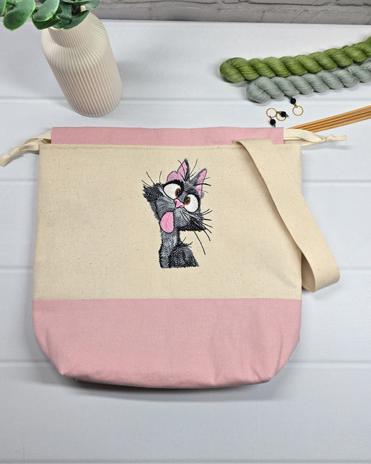 Projekttasche Tuva M aus hellem Canvas und Rosa mit gestickter frecher Katze und Kordelzugverschluss. Handgenäht in Bayern von Nadelmikado.