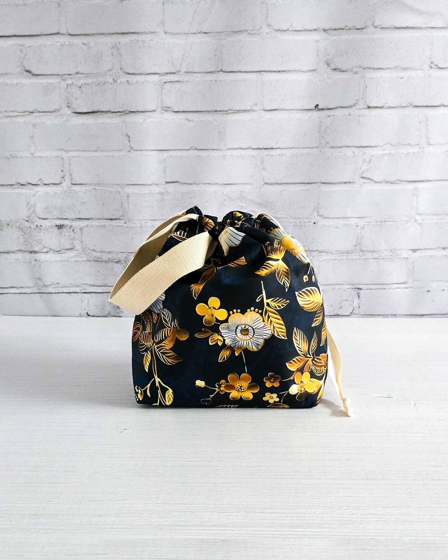 Stricktasche mit Blumenmuster für kleine Strickprojekte - handgenäht in Bayern von Nadelmikado
