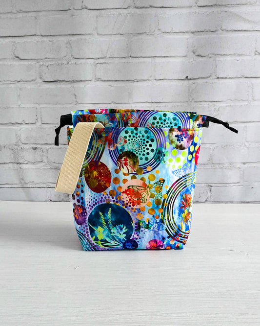 Projektbeutel mit buntem Muster für kleine Strickprojekte - handgenäht in Bayern von Nadelmikado