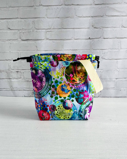 Projektbeutel mit buntem Muster für kleine Strickprojekte - handgenäht in Bayern von Nadelmikado