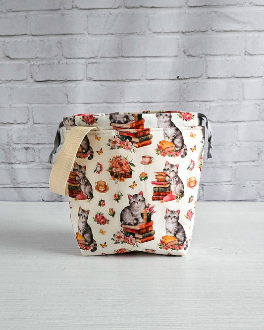 Projektbeutel mit Katzenmuster und Kordelzug von Nadelmikado handgenäht in Bayern
